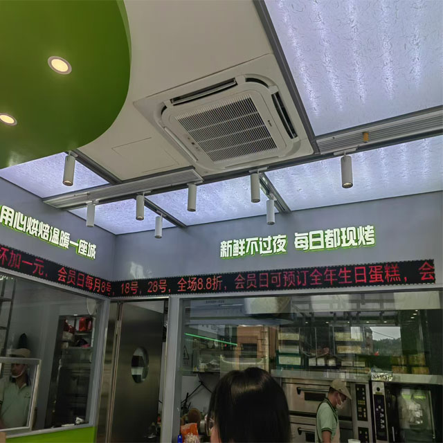 江西省鹰潭市贵溪市城南汽车站面包店门头LED条屏已经安装，并交付使用